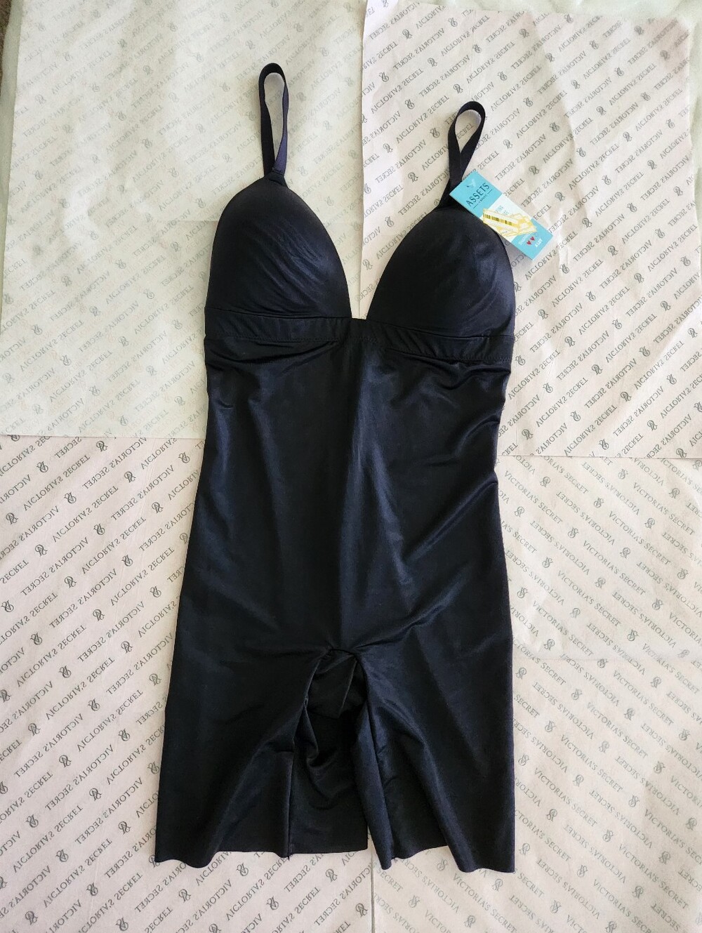 ✨️✨️Nwt Assets by Spanx Shaping Plunge Low Back Mid Thigh Bodysuit Small